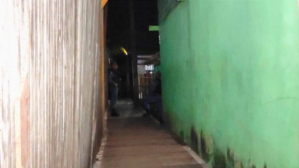 Detento morre durante troca de tiros com a polícia em área de ponte no bairro Muca, em Macapá