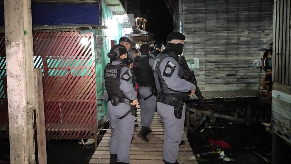 Operação contra o tráfico resulta em mortes, prisões e apreensões de armas e drogas, em Macapá