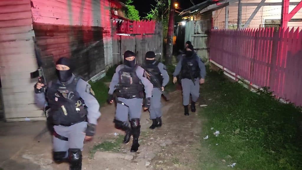 Operação contra o tráfico resulta em mortes, prisões e apreensões de armas e drogas, em Macapá