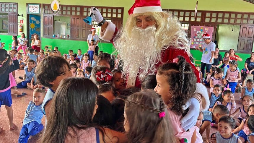 Quase 400 crianças da Zona Oeste de Macapá participam de programação natalina promovida pelo deputado Júnior Favacho