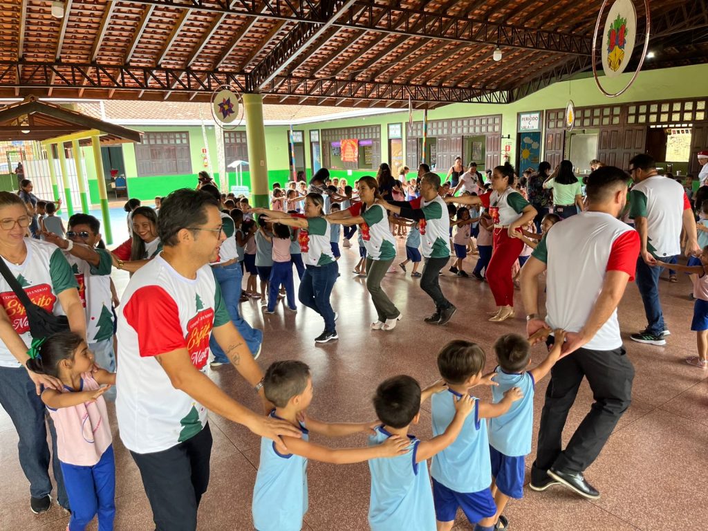 Quase 400 crianças da Zona Oeste de Macapá participam de programação natalina promovida pelo deputado Júnior Favacho
