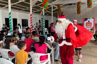 Deputado Júnior Favacho leva espírito natalino para crianças em Santana