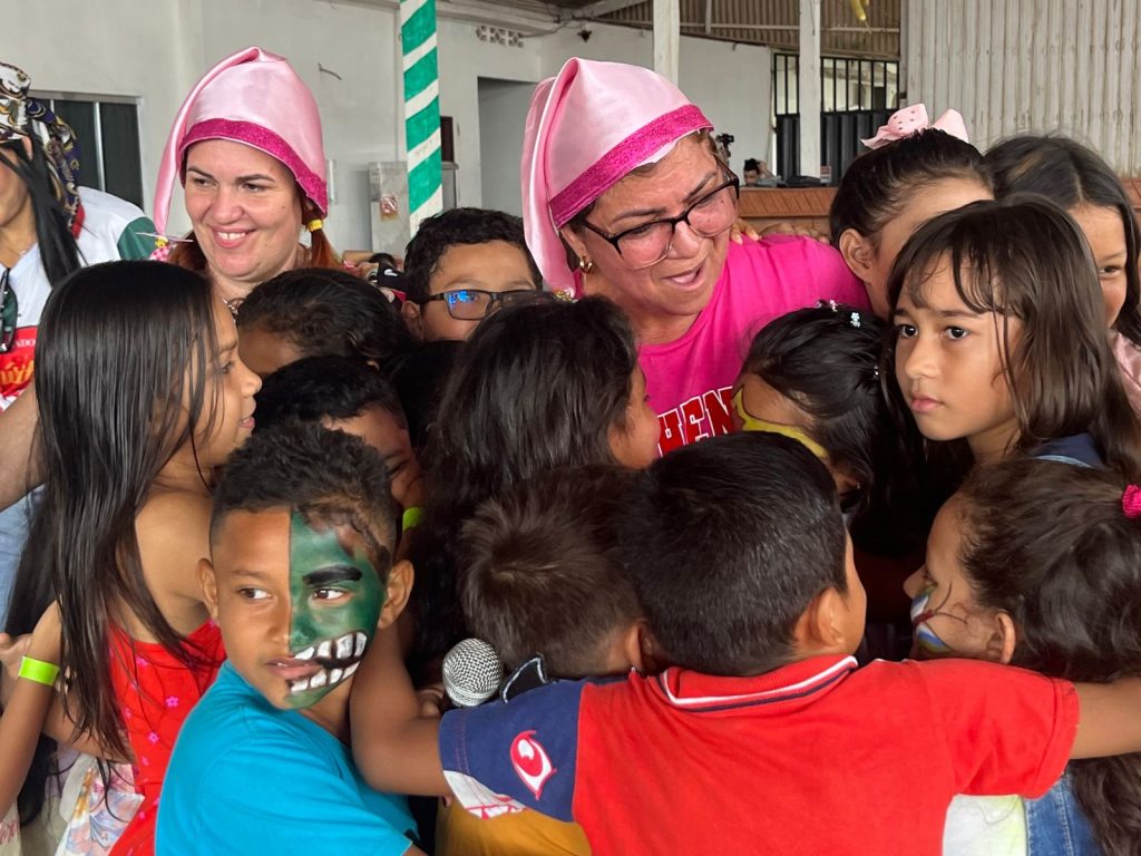 Deputado Júnior Favacho leva espírito natalino para crianças em Santana