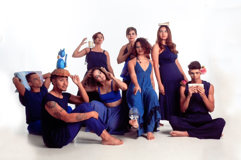 Grupos Âmago e Poetas Azuis se juntam em ‘O Canto Azul’ e misturam dança, música e poesia nesta quarta-feira (20)