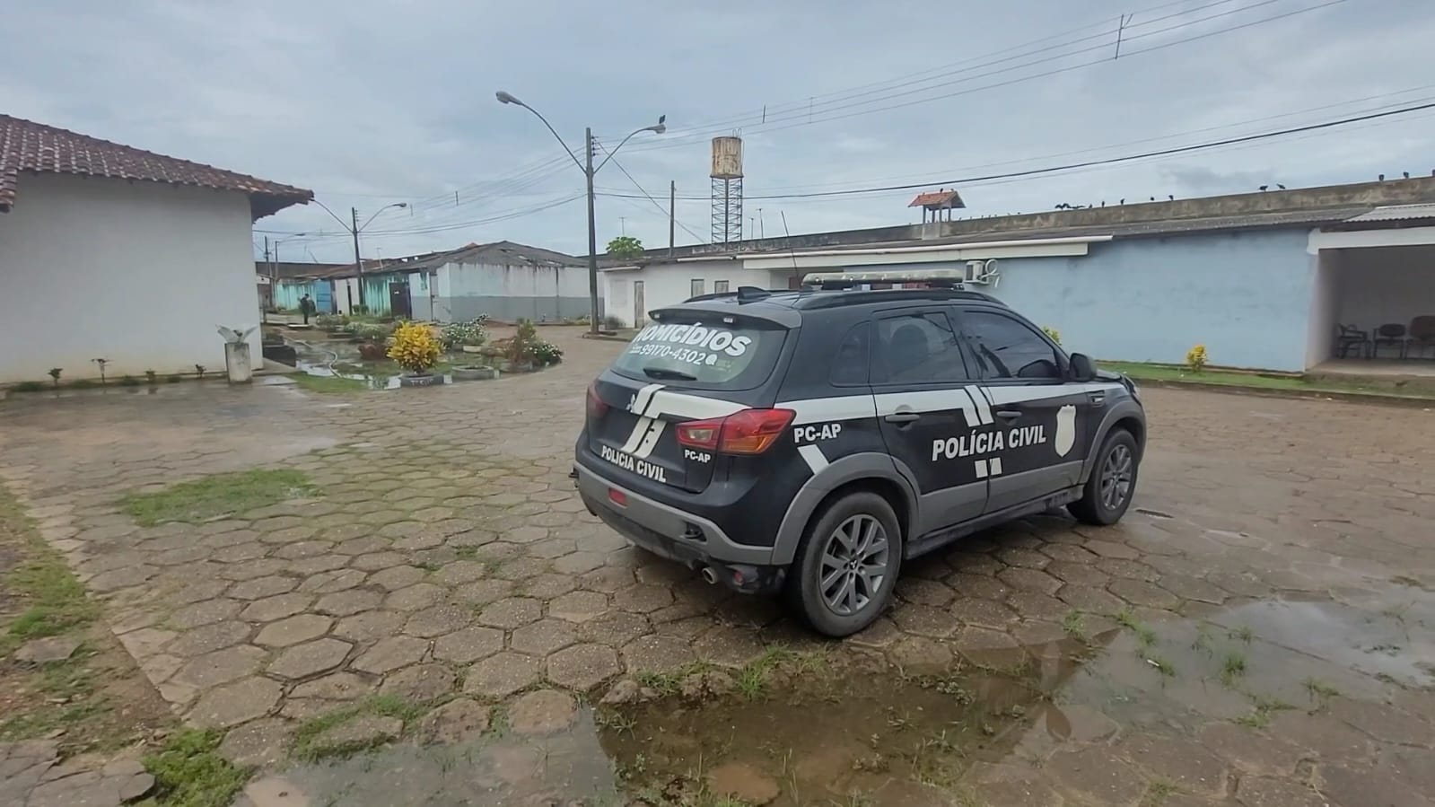 Polícia apreende mais de R$ 95 mil na casa de policial penal preso ao tentar levar celulares e drogas para dentro da penitenciária