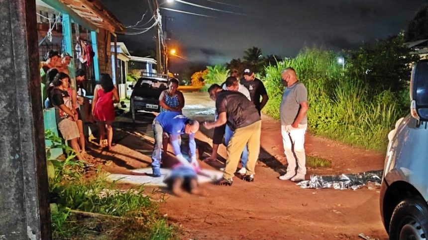 Adolescente de 15 anos é surpreendido por dupla e executado enquanto conversa com amigos