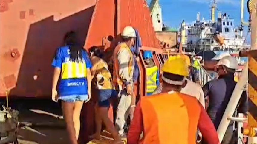 Piloto que manobrava empilhadeira em balsa cai no rio e corpo segue desaparecido