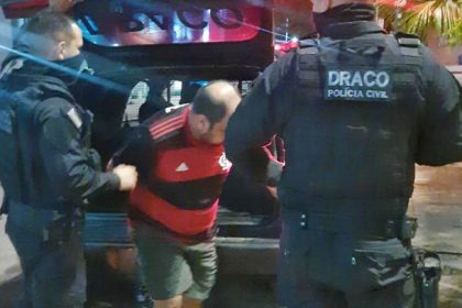 VÍDEO: Policial penal flagrado descendo mochila com celulares para detento do IAPEN é preso