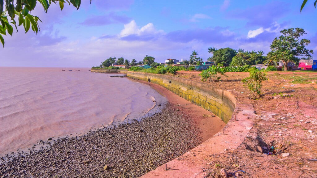 Governo aciona justiça para impedir obra realizada pela Prefeitura de Macapá na Orla do Araxá; moradores programam manifestação