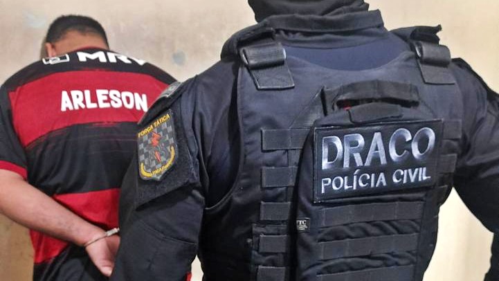 VÍDEO: Policial penal flagrado descendo mochila com celulares para detento do IAPEN é preso