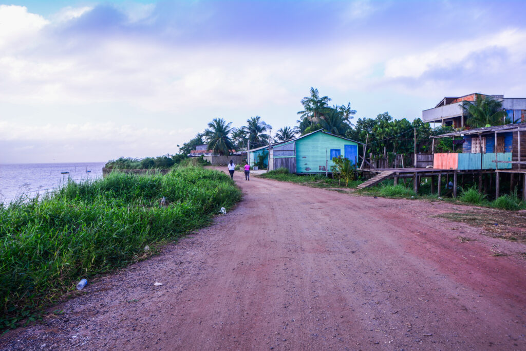 Governo aciona justiça para impedir obra realizada pela Prefeitura de Macapá na Orla do Araxá; moradores programam manifestação