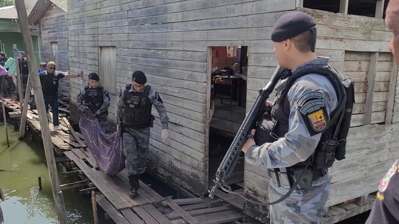 Acusado de assalto é morto durante cumprimento de mandados de prisão, em Macapá