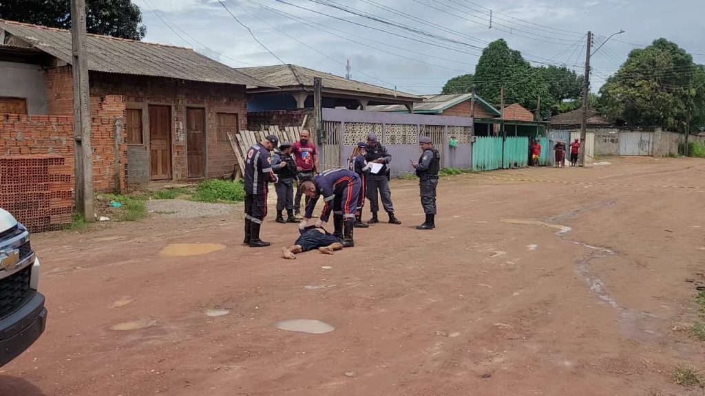 Assaltante investigado por homicídios é morto a tiros por rivais enquanto bebia em mercantil