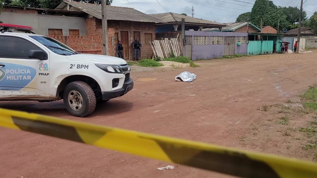 Assaltante investigado por homicídios é morto a tiros por rivais enquanto bebia em mercantil