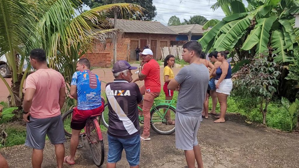 Assaltante investigado por homicídios é morto a tiros por rivais enquanto bebia em mercantil