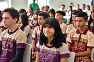 Mais de 10 mil estudantes terão consultas e óculos de graça com projeto garantido pelo senador Lucas Barreto
