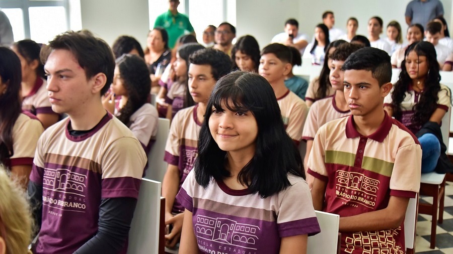 Mais de 10 mil estudantes terão consultas e óculos de graça com projeto garantido pelo senador Lucas Barreto