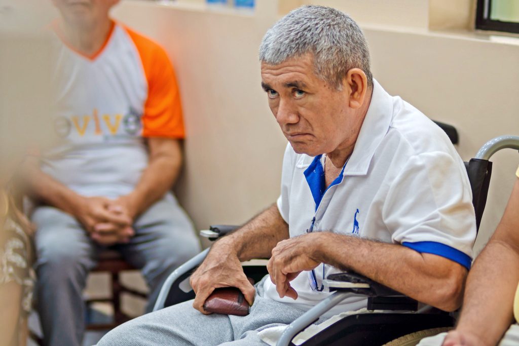 Deputado Roberto preside sessão marcada por emoção no Dia Mundial de Conscientização da Doença de Parkinson