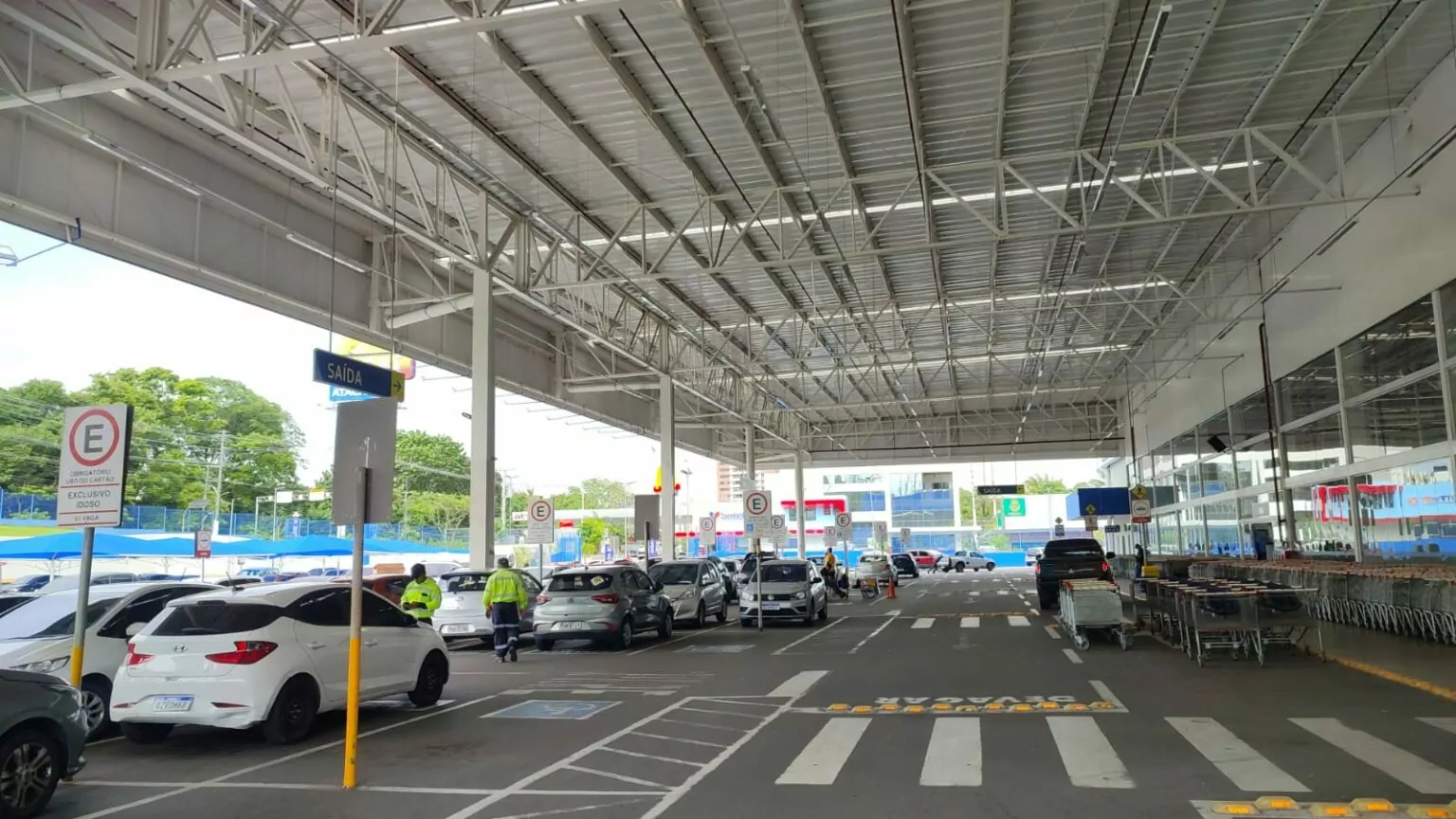 Júnior Favacho solicita revitalização das faixas de estacionamento para idosos em frente aos supermercados