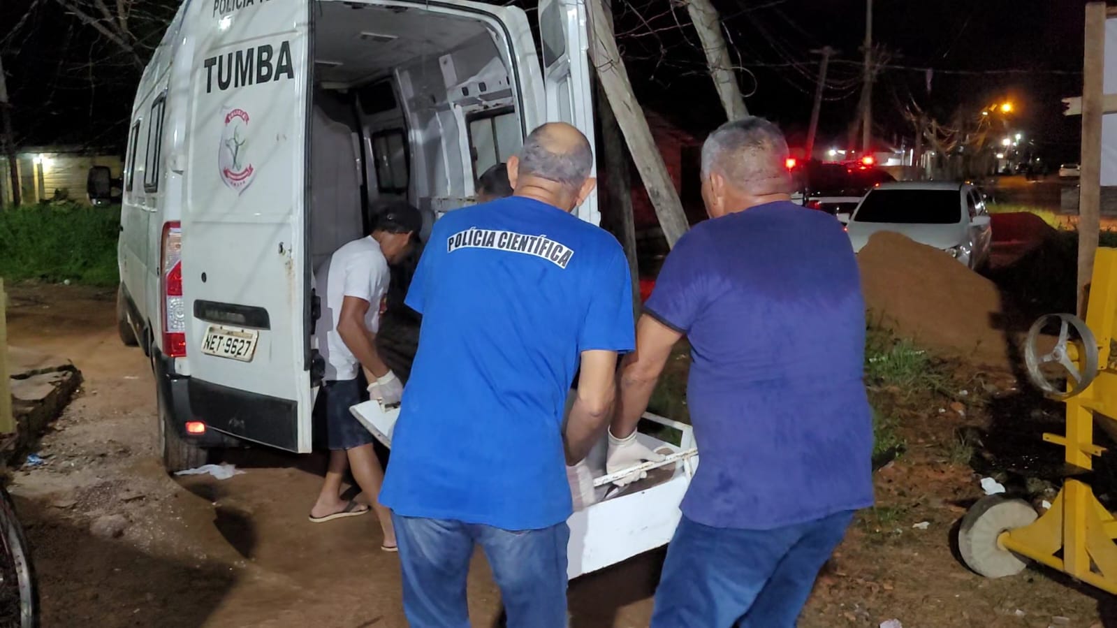 Homem é morto com faca cravada na costas; esposa é suspeita do crime