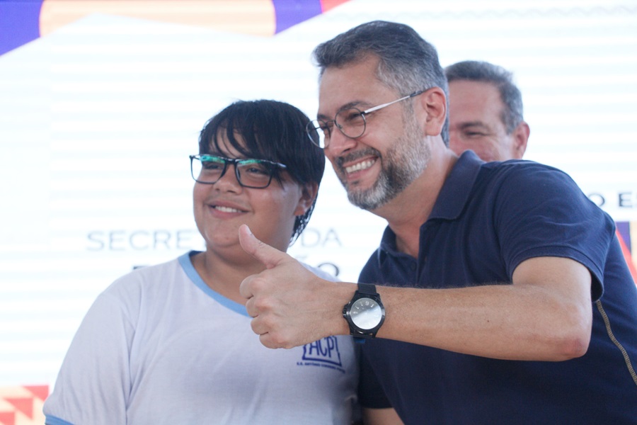 Entrega de óculos de grau transforma a vida de 555 estudantes da rede pública em Macapá