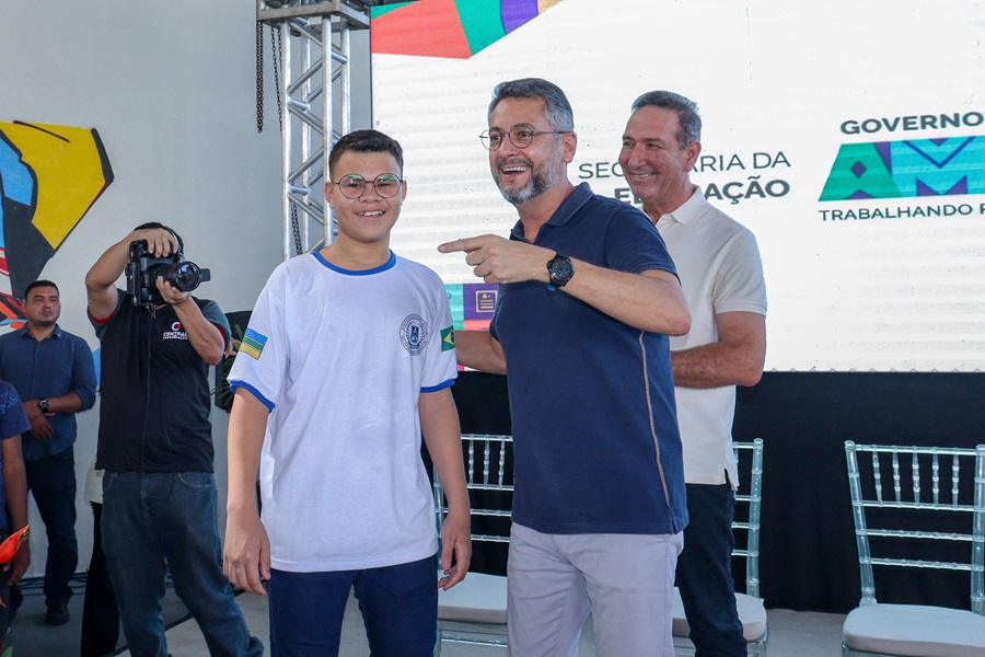 Entrega de óculos de grau transforma a vida de 555 estudantes da rede pública em Macapá