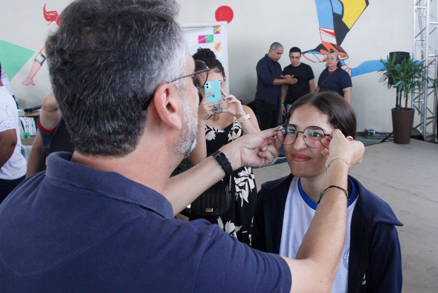 Entrega de óculos de grau transforma a vida de 555 estudantes da rede pública em Macapá