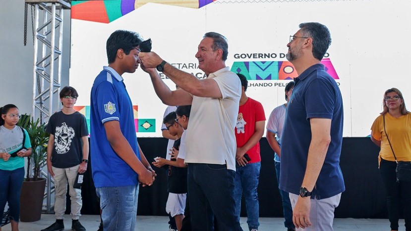 Entrega de óculos de grau transforma a vida de 555 estudantes da rede pública em Macapá