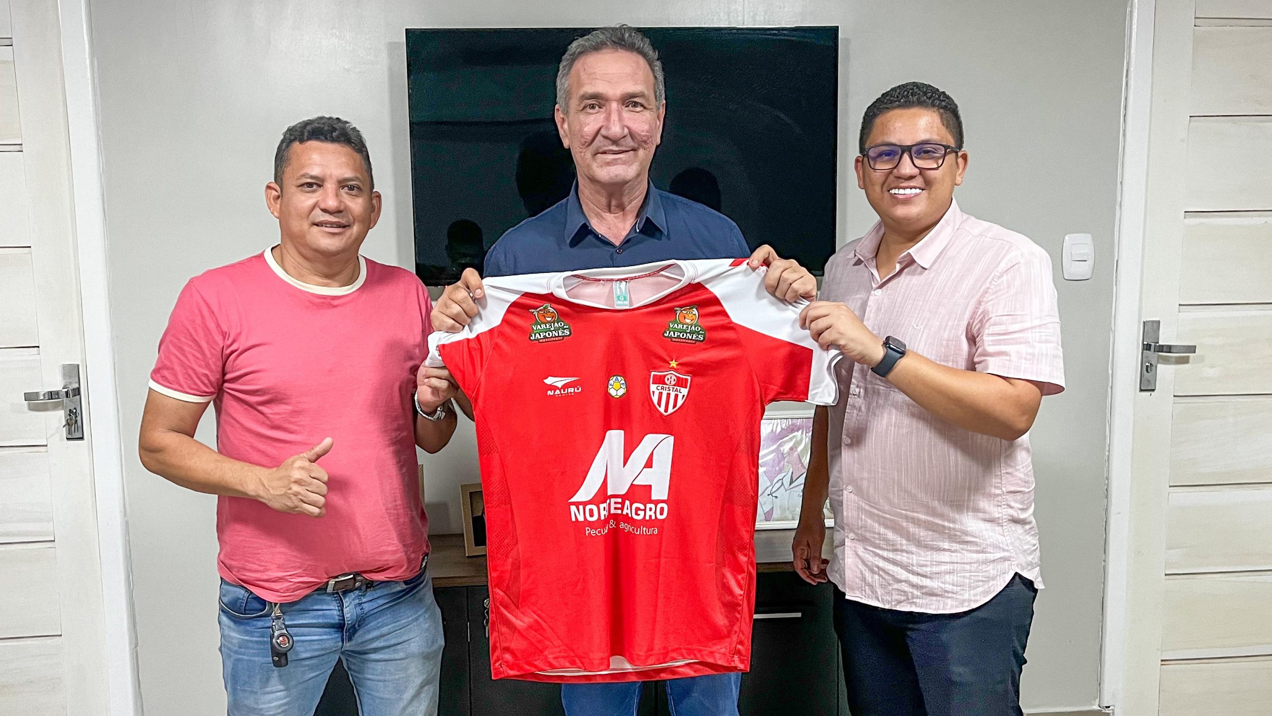 Dirigentes do Cristal presenteiam senador Lucas Barreto em reconhecimento ao apoio ao futebol amapaense