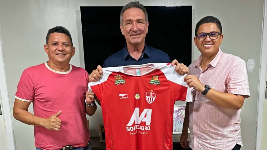 Dirigentes do Cristal presenteiam senador Lucas Barreto em reconhecimento ao apoio ao futebol amapaense