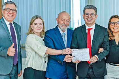 Randolfe se filia ao PT em cerimônia com Lula e lideranças do partido