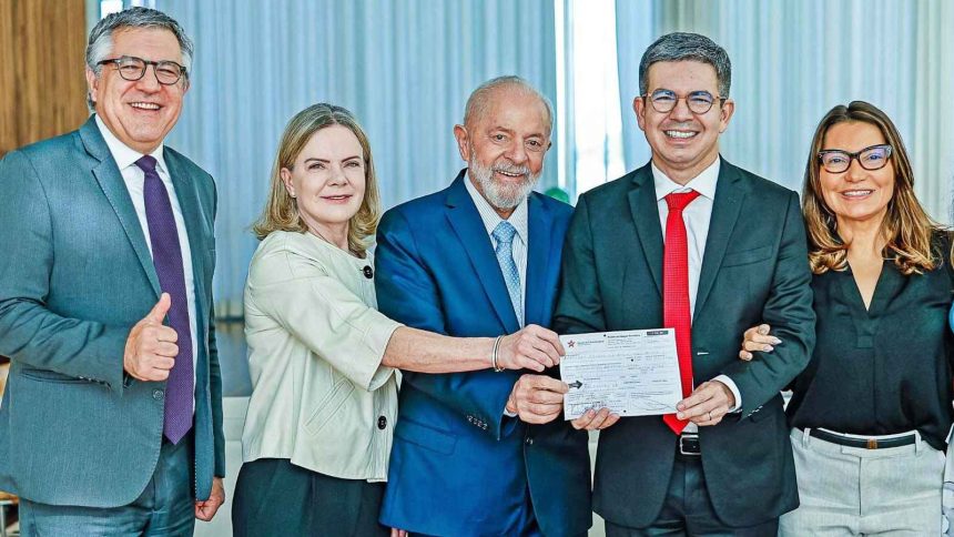 Randolfe se filia ao PT em cerimônia com Lula e lideranças do partido