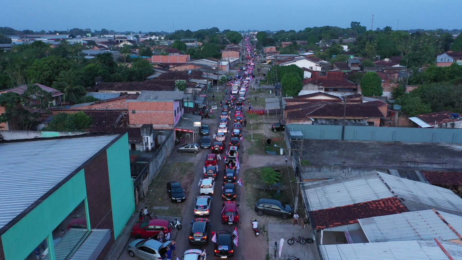 Candidata à reeleição em Marituba, Patrícia Alencar promove carreata histórica com grande adesão popular