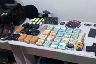 Polícia apreende mais de R$ 95 mil na casa de policial penal preso ao tentar levar celulares e drogas para dentro da penitenciária