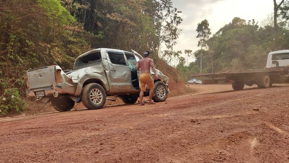 Carro de ex-vereador capota na BR-156, no trecho entre Laranjal do Jari e Macapá