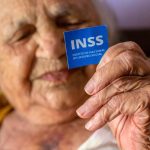 Desconto não autorizado no benefício do INSS? Advogada Helen Martins explica como agir.