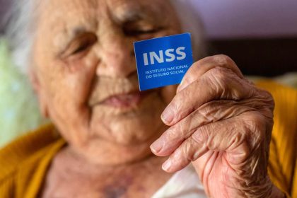 Desconto não autorizado no benefício do INSS? Advogada Helen Martins explica como agir.