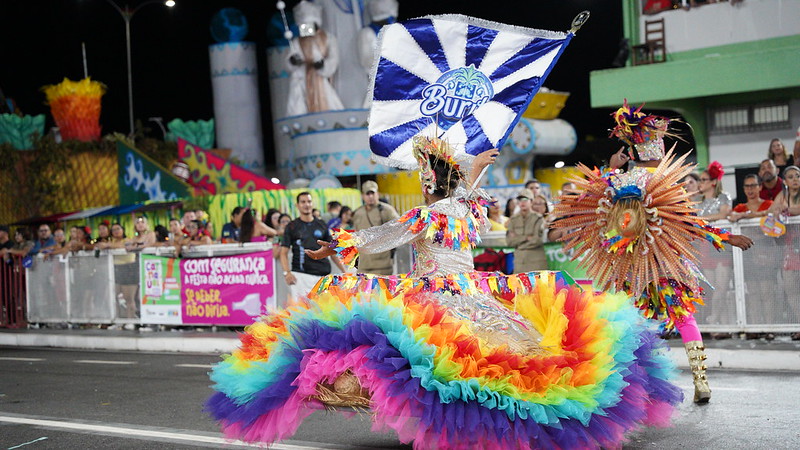 Apuração do Carnaval de Macapá termina em confusão, quebra-quebra e intervenção da PM com bombas