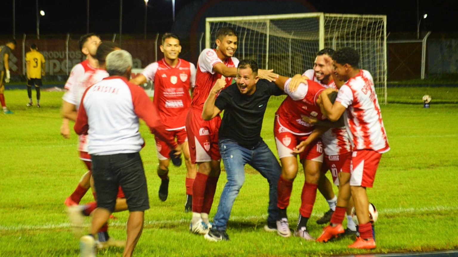 Cristal atropela o Santana com show de Tony Love e aplica a maior goleada do Amapazão