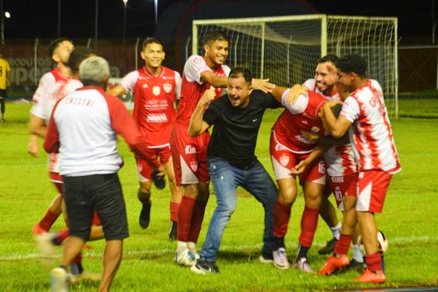 Cristal atropela o Santana com show de Tony Love e aplica a maior goleada do Amapazão