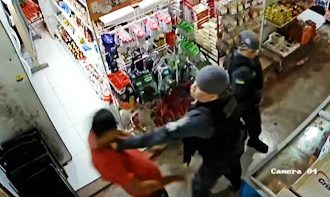 Câmera flagra policial agredindo homem dentro de mercantil na Zona Norte de Macapá; 2º BPM apura conduta