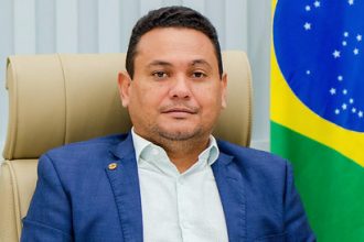 Deputado Rayfran Beirão é alvo da PF em operação que apura esquema de "servidores fantasmas" na Assembleia do Amapá