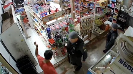 Câmera flagra policial agredindo homem dentro de mercantil na Zona Norte de Macapá; 2º BPM apura conduta
