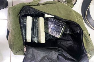 Em Macapá, PF prende policial militar com droga escondida em caixa de sapato dentro de guarda-roupa durante operação contra tráfico internacional