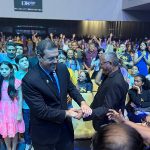 Dr. Furlan é ovacionado durante chegada na celebração dos 108 anos da Assembleia de Deus
