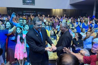 Dr. Furlan é ovacionado durante chegada na celebração dos 108 anos da Assembleia de Deus