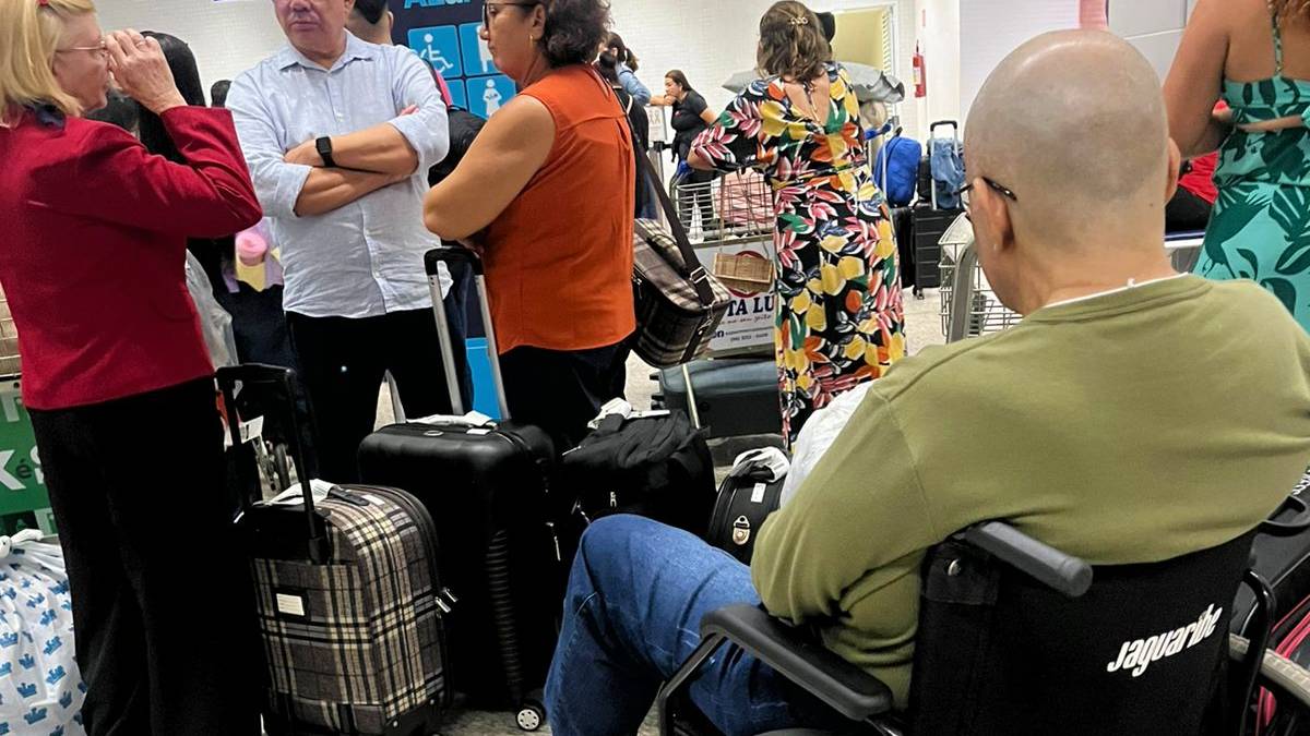 Voo da Azul é cancelado e passageiros dormem no chão do aeroporto de Macapá