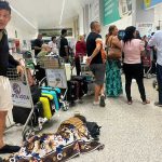Voo da Azul é cancelado e passageiros dormem no chão do aeroporto de Macapá