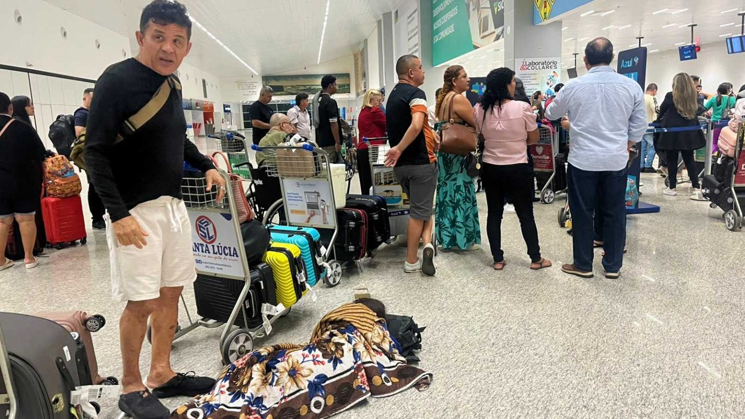 Voo da Azul é cancelado e passageiros dormem no chão do aeroporto de Macapá