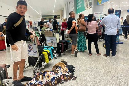 Voo da Azul é cancelado e passageiros dormem no chão do aeroporto de Macapá